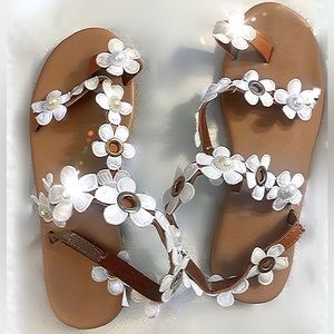 New Women’s White Sunflower Sandals, Size 8